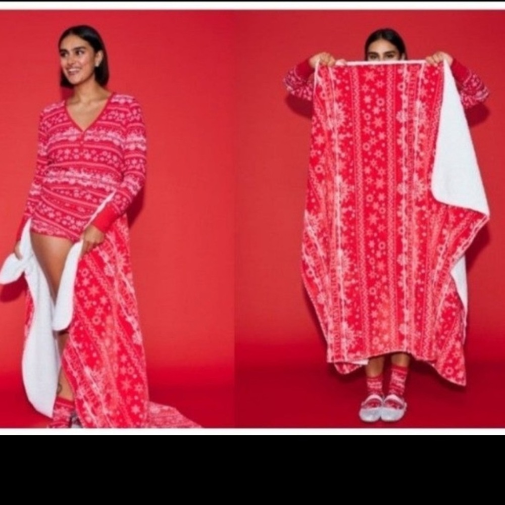 NEW Victoria’s Secret Plush Blanket Red Snowflake